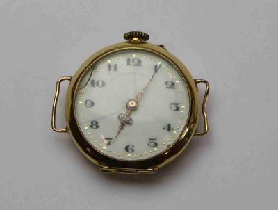 gros plan d'une montre de poche en or sur une surface blanche