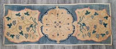 un tapis chinois ancien orné de fleurs et de rinceaux bleus et jaunes