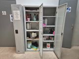 une armoire métallique contenant de nombreux objets