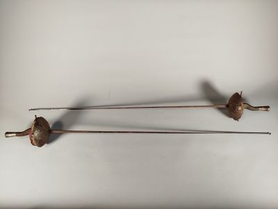 deux petits objets métalliques posés sur une surface blanche