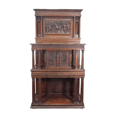Rare dressoir en chêne, panneau supérieur sculpté à décor de…