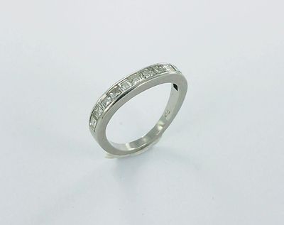 gros plan d'une bague en diamant sur une surface blanche