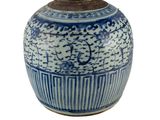 un vase bleu et blanc avec un couvercle marron