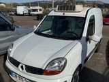 une camionnette blanche garée dans un parking