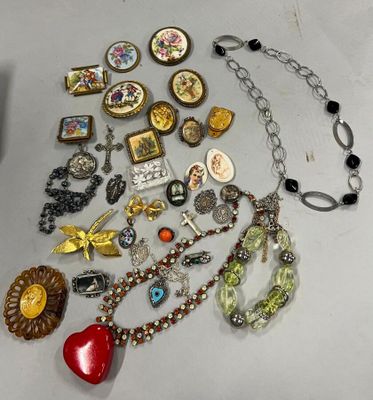 beaucoup de bijoux posés sur la table