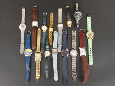un grand nombre de montres posées sur une table