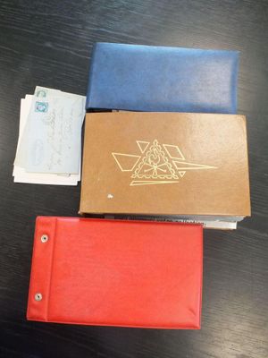 deux portefeuilles, un rouge et un bleu, posés l'un à côté de l'autre sur une table