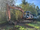 une petite pelleteuse qui est garée dans l'herbe