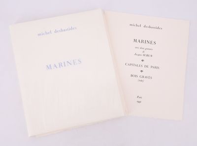 un livre ouvert posé sur une surface blanche, avec des inscriptions en bleu