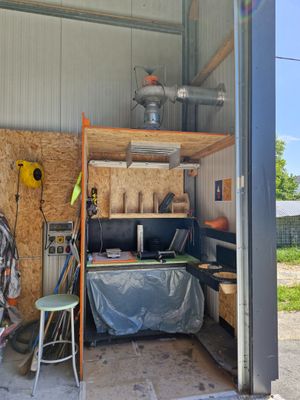 un garage comprenant un espace de travail et des outils
