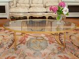 une table en verre sur laquelle sont disposées des fleurs, dans un salon