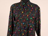 un t-shirt noir orné d'étoiles multicolores