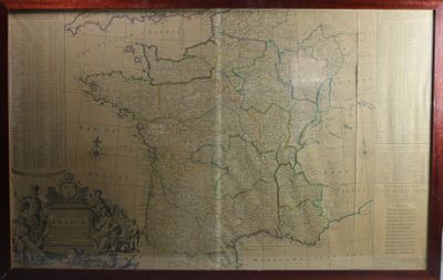 une photo d'une carte de la France dans un cadre en bois