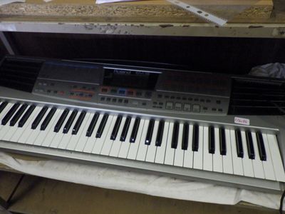 un clavier posé sur une table