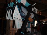 de nombreux skis accrochés à un support dans un magasin