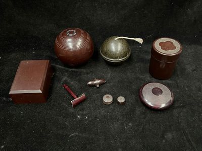 Ensemble en Bakélite comprenant 3 boites, un rasoir, 2 bouto… - Photo 1