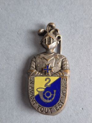 une image représentant un insigne argenté et bleu sur un fond blanc