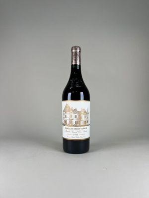une bouteille de vin posée sur une table