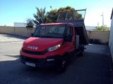 une camionnette rouge garée sur un parking