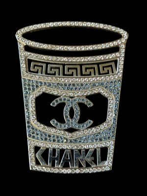 CHANEL Broche "Coffee Cup" en métal palladium et strass blan…