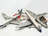 trois maquettes d'avions posées sur une surface blanche