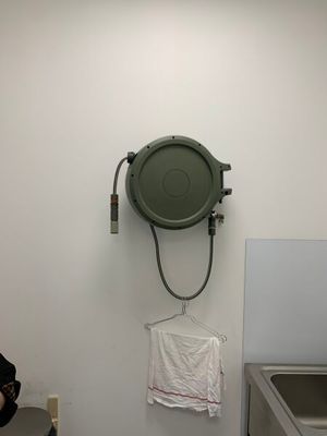 une femme debout dans une pièce équipée d'un lavabo et de toilettes