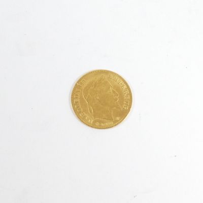 une image d'une pièce d'or sur une surface blanche