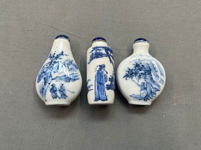 trois vases bleus et blancs posés sur une table