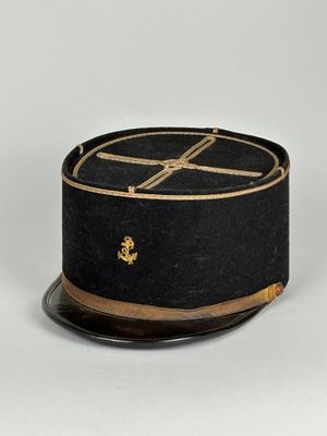 une image représentant un chapeau noir orné d'une croix dorée