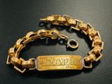 une photo en gros plan d'un bracelet posé sur une table