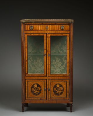 une vitrine ancienne à deux portes, dont l'une est vitrée