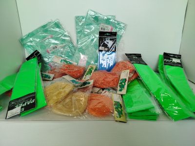 de nombreux sacs de provisions posés sur un comptoir