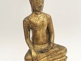 statue d'un Bouddha assis sur un livre, sur fond blanc