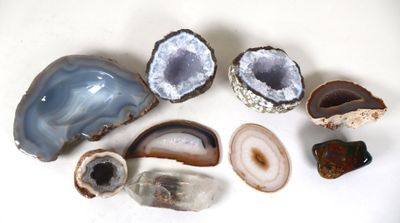 de nombreux types de roches et de pierres sur la table