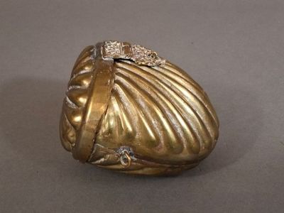 une bague en or surmontée d'un diamant