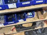 de nombreux bacs bleus sur l'étagère du garage