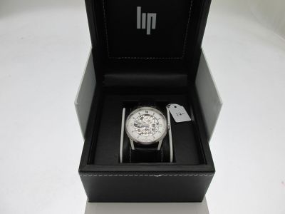 une boîte noire contenant une montre