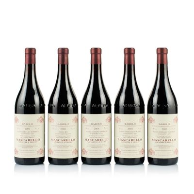 quatre bouteilles de vin sont alignées sur une surface blanche