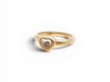 un gros plan d'une bague en or sertie d'un diamant en forme de cœur