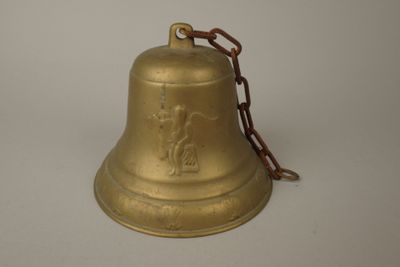 une cloche en laiton à laquelle est suspendue une chaîne
