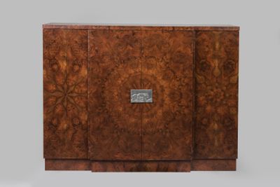 une armoire de style Art déco dotée d'une plaque métallique sur la façade