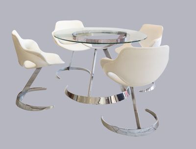 une table en verre entourée de quatre chaises