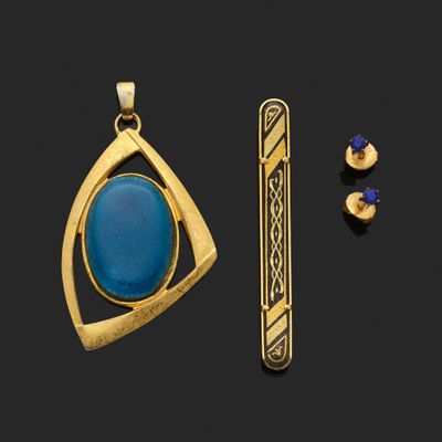 deux pendentifs en or et en turquoise et une paire de boucles d'oreilles