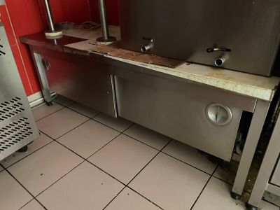 une image d'une cuisine commerciale avec des appareils en acier inoxydable