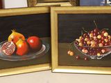 deux tableaux représentant des fruits et un bol de cerises posé sur une table
