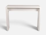 une image représentant une table blanche sur fond blanc