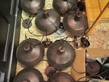 beaucoup de casseroles et de poêles qui traînent par terre