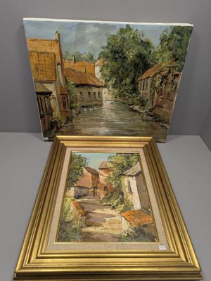 un tableau représentant une scène de village avec une rivière au premier plan et un tableau représentant une scène de village avec une rivière à l'arrière-plan