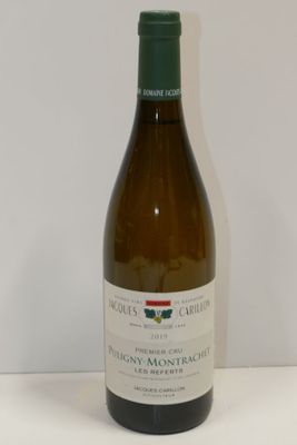 une bouteille de vin posée sur une table