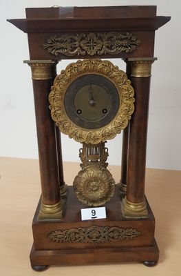 une horloge posée sur une table dans la pièce